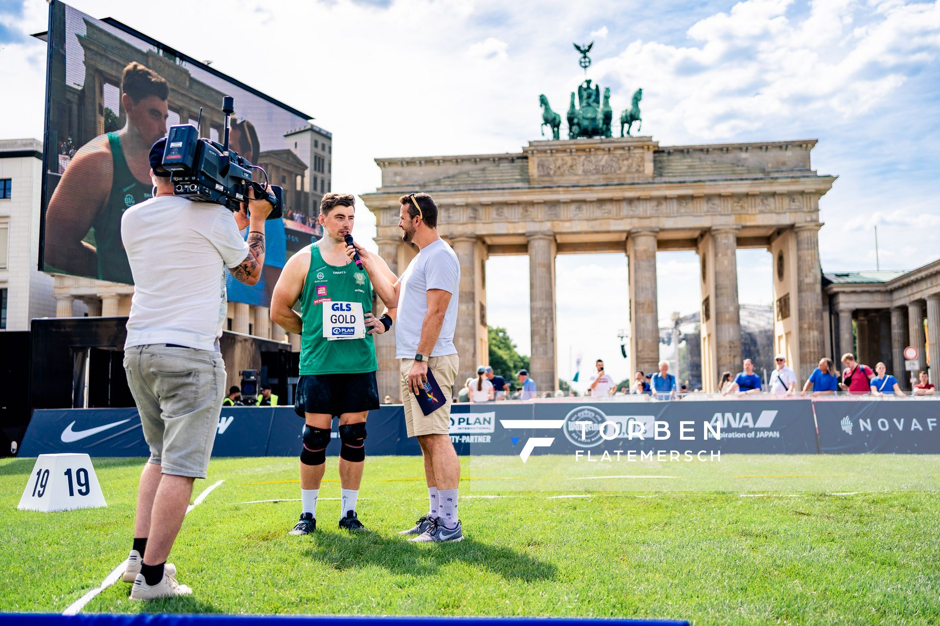 Florian Michael Weber beim Kugelstossen waehrend der deutschen Leichtathletik-Meisterschaften auf dem Pariser Platz am 24.06.2022 in Berlin